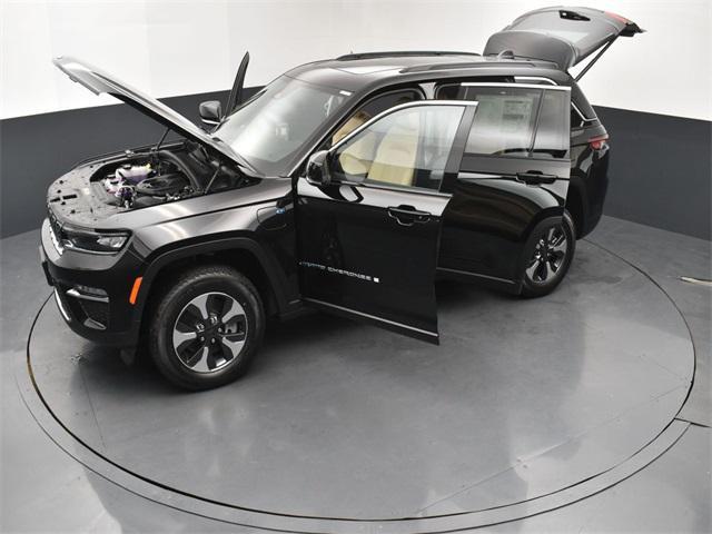 Photo of 2025 Diamond Black Crystal Pearlcoat Jeep Grand Cherokee 4xe