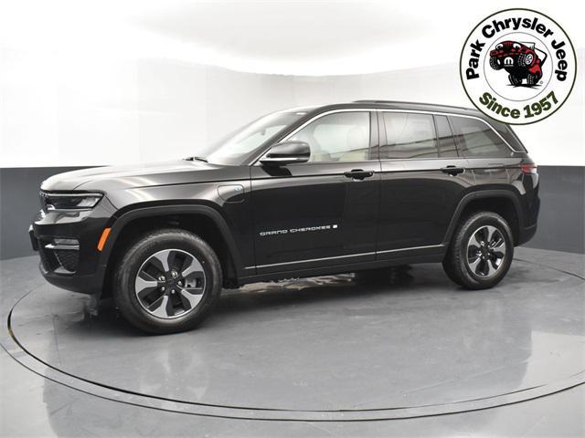 Photo of 2025 Diamond Black Crystal Pearlcoat Jeep Grand Cherokee 4xe
