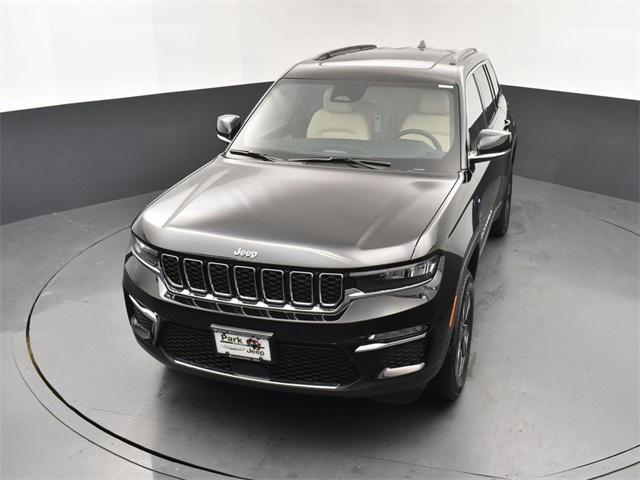 Photo of 2025 Diamond Black Crystal Pearlcoat Jeep Grand Cherokee 4xe