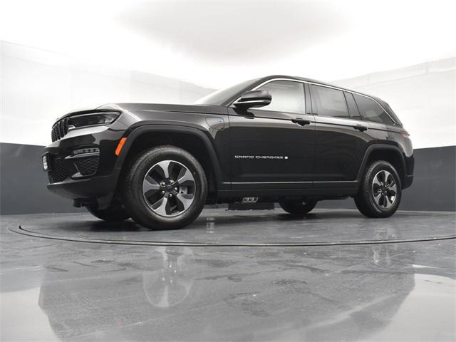 Photo of 2025 Diamond Black Crystal Pearlcoat Jeep Grand Cherokee 4xe