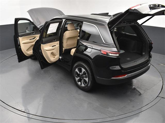 Photo of 2025 Diamond Black Crystal Pearlcoat Jeep Grand Cherokee 4xe