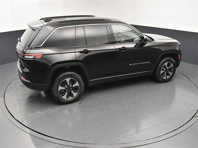 Photo of 2025 Diamond Black Crystal Pearlcoat Jeep Grand Cherokee 4xe