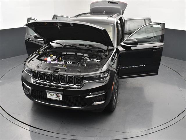 Photo of 2025 Diamond Black Crystal Pearlcoat Jeep Grand Cherokee 4xe