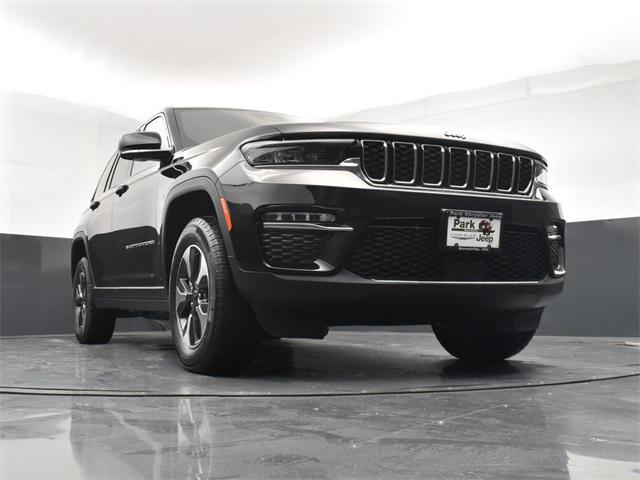 Photo of 2025 Diamond Black Crystal Pearlcoat Jeep Grand Cherokee 4xe