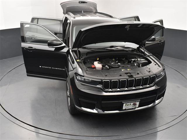 Photo of 2021 Diamond Black Crystal Pearlcoat Jeep Grand Cherokee L