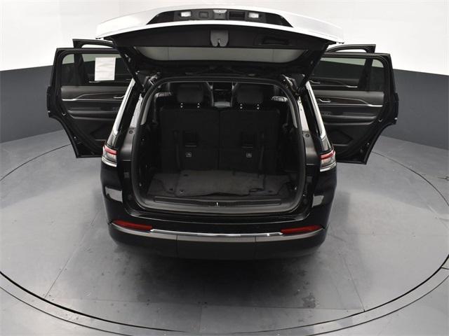 Photo of 2021 Diamond Black Crystal Pearlcoat Jeep Grand Cherokee L