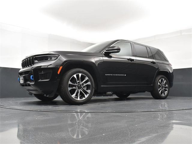 Photo of 2024 Diamond Black Crystal Pearlcoat Jeep Grand Cherokee 4xe
