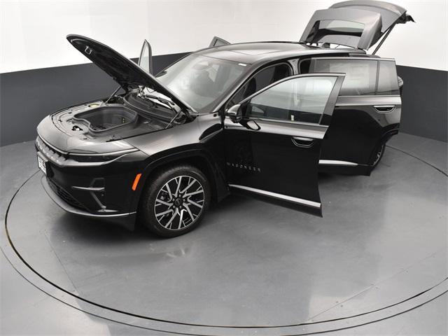 Photo of 2025 Diamond Black Crystal Pearlcoat Jeep Wagoneer S