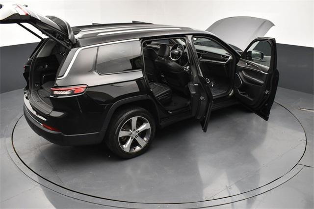 Photo of 2021 Diamond Black Crystal Pearlcoat Jeep Grand Cherokee L