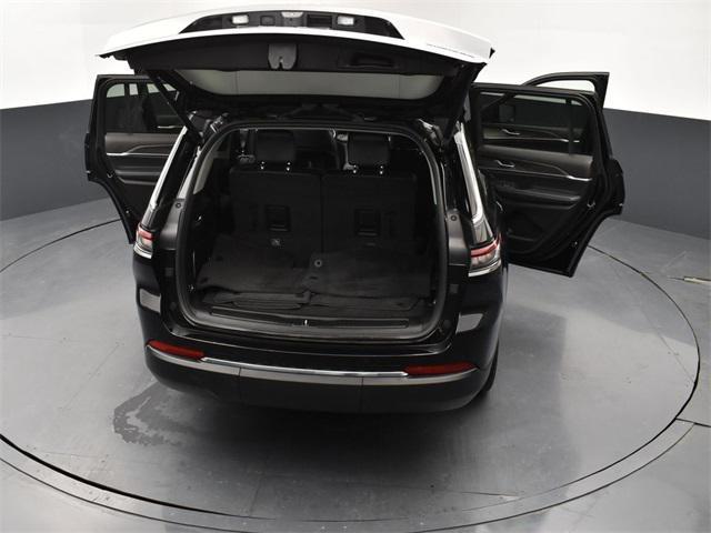 Photo of 2021 Diamond Black Crystal Pearlcoat Jeep Grand Cherokee L