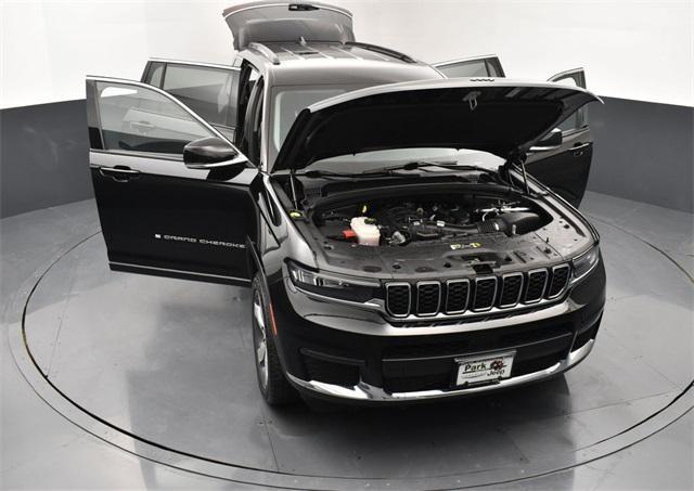 Photo of 2021 Diamond Black Crystal Pearlcoat Jeep Grand Cherokee L