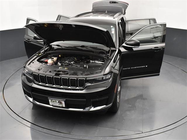 Photo of 2021 Diamond Black Crystal Pearlcoat Jeep Grand Cherokee L