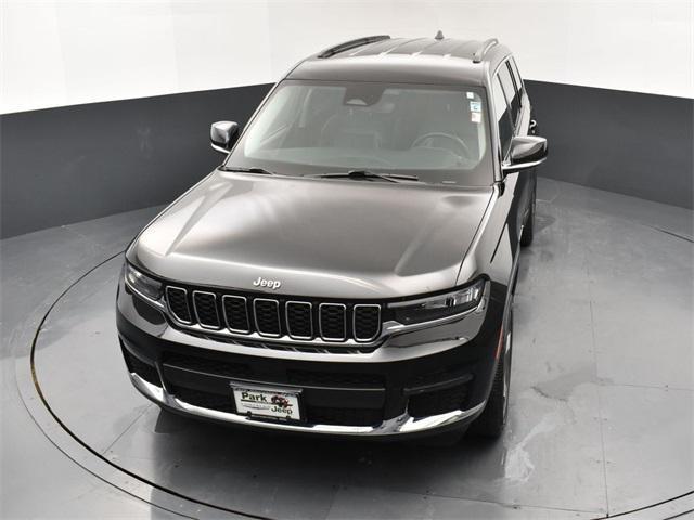 Photo of 2021 Diamond Black Crystal Pearlcoat Jeep Grand Cherokee L