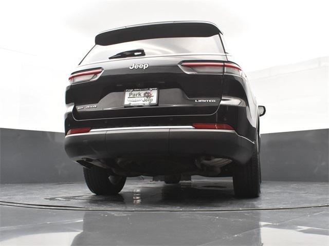 Photo of 2021 Diamond Black Crystal Pearlcoat Jeep Grand Cherokee L