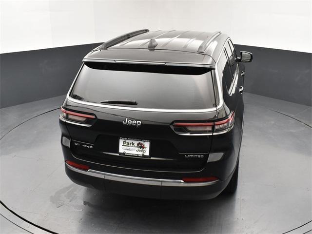 Photo of 2021 Diamond Black Crystal Pearlcoat Jeep Grand Cherokee L