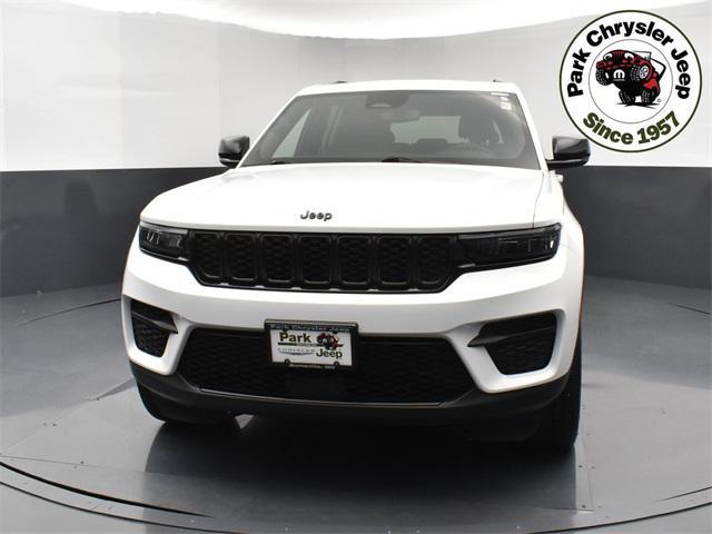 Photo of 2023 Bright White Clearcoat Jeep Grand Cherokee