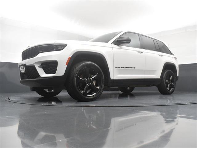 Photo of 2023 Bright White Clearcoat Jeep Grand Cherokee