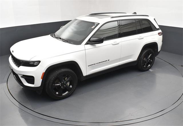 Photo of 2023 Bright White Clearcoat Jeep Grand Cherokee