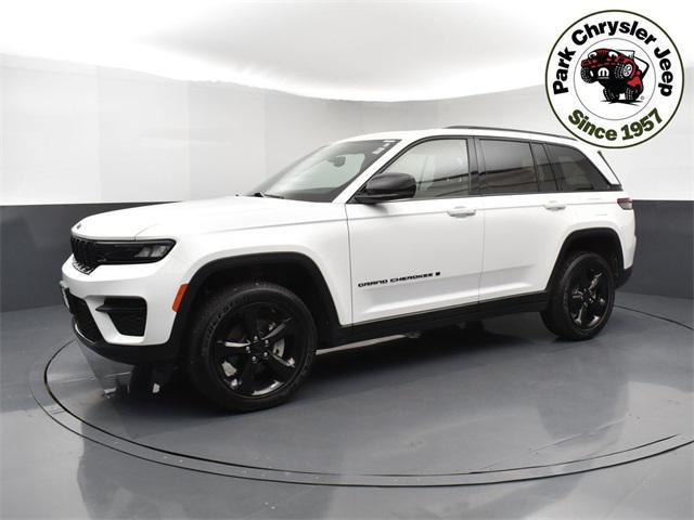 Photo of 2023 Bright White Clearcoat Jeep Grand Cherokee