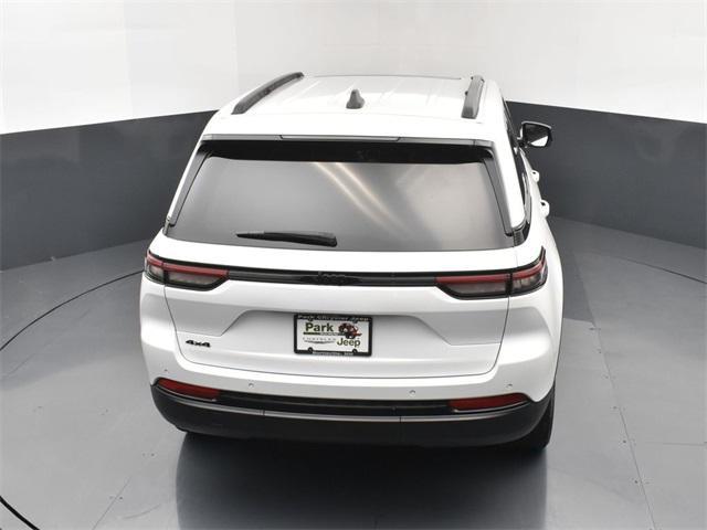 Photo of 2023 Bright White Clearcoat Jeep Grand Cherokee