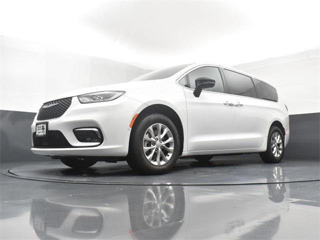 Photo of 2025 Bright White Clearcoat Chrysler Pacifica