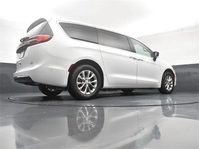 Photo of 2025 Bright White Clearcoat Chrysler Pacifica