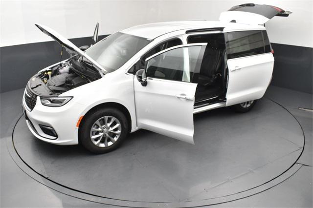 Photo of 2025 Bright White Clearcoat Chrysler Pacifica