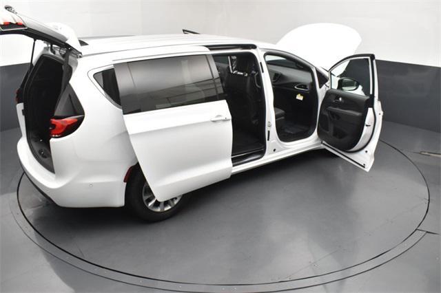 Photo of 2025 Bright White Clearcoat Chrysler Pacifica