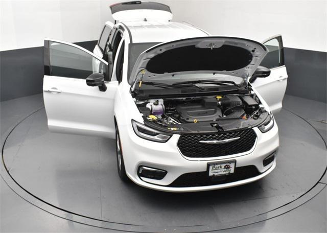 Photo of 2025 Bright White Clearcoat Chrysler Pacifica