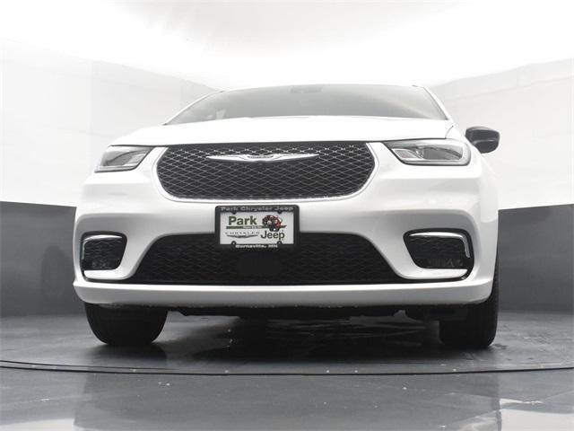 Photo of 2025 Bright White Clearcoat Chrysler Pacifica