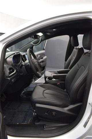 Photo of 2025 Bright White Clearcoat Chrysler Pacifica