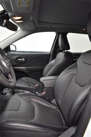 Photo of 2022 Bright White Clearcoat Jeep Cherokee