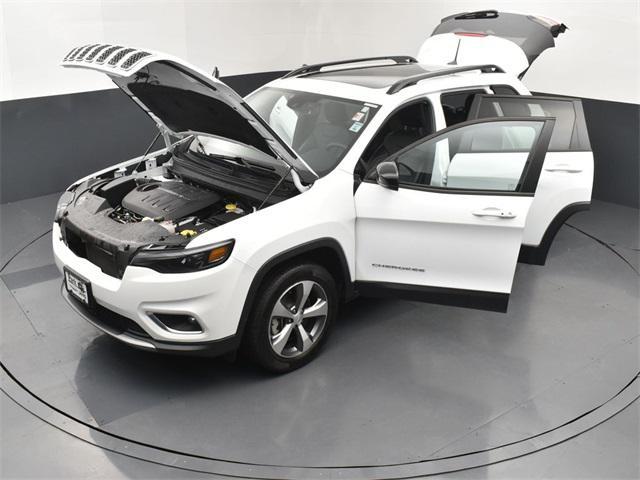 Photo of 2022 Bright White Clearcoat Jeep Cherokee