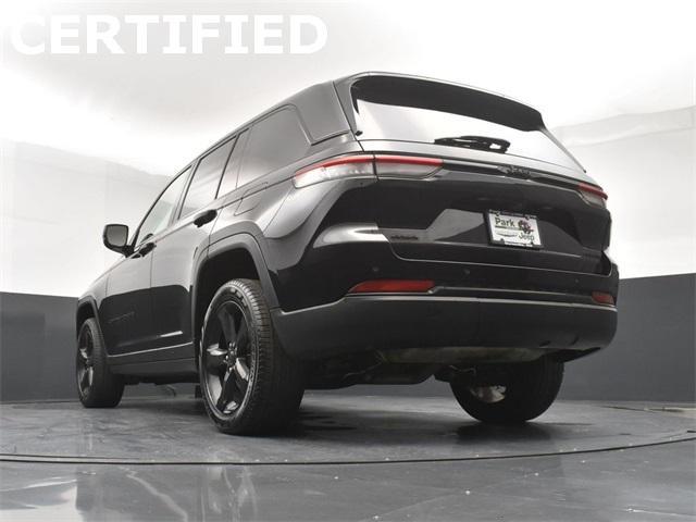 Photo of 2023 Diamond Black Crystal Pearlcoat Jeep Grand Cherokee