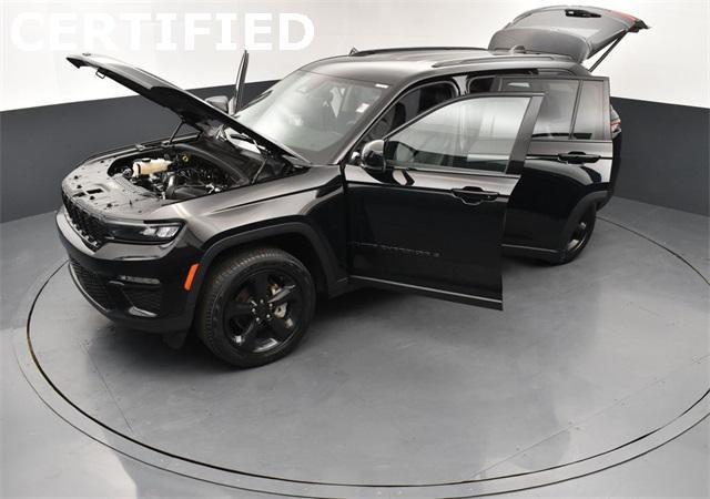 Photo of 2023 Diamond Black Crystal Pearlcoat Jeep Grand Cherokee