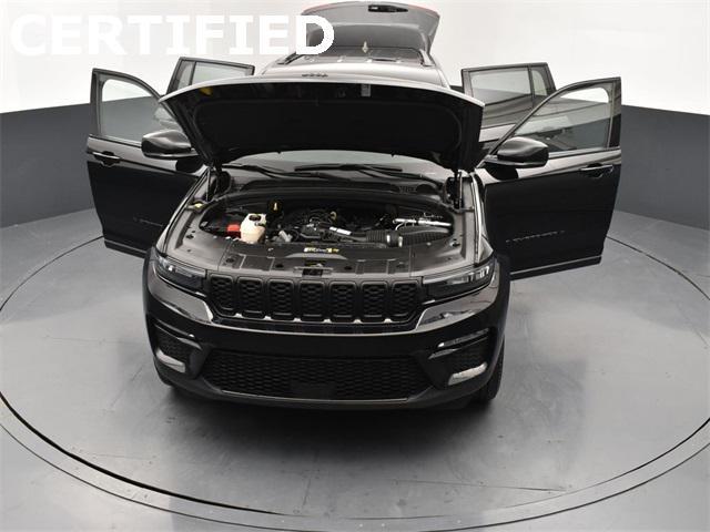 Photo of 2023 Diamond Black Crystal Pearlcoat Jeep Grand Cherokee