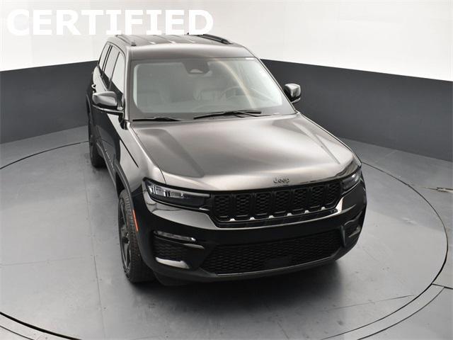 Photo of 2023 Diamond Black Crystal Pearlcoat Jeep Grand Cherokee