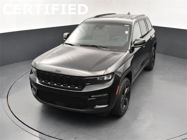 Photo of 2023 Diamond Black Crystal Pearlcoat Jeep Grand Cherokee