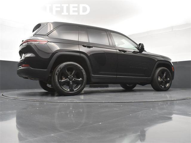 Photo of 2023 Diamond Black Crystal Pearlcoat Jeep Grand Cherokee