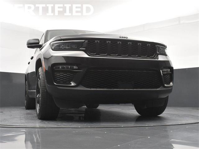 Photo of 2023 Diamond Black Crystal Pearlcoat Jeep Grand Cherokee