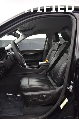 Photo of 2023 Diamond Black Crystal Pearlcoat Jeep Grand Cherokee