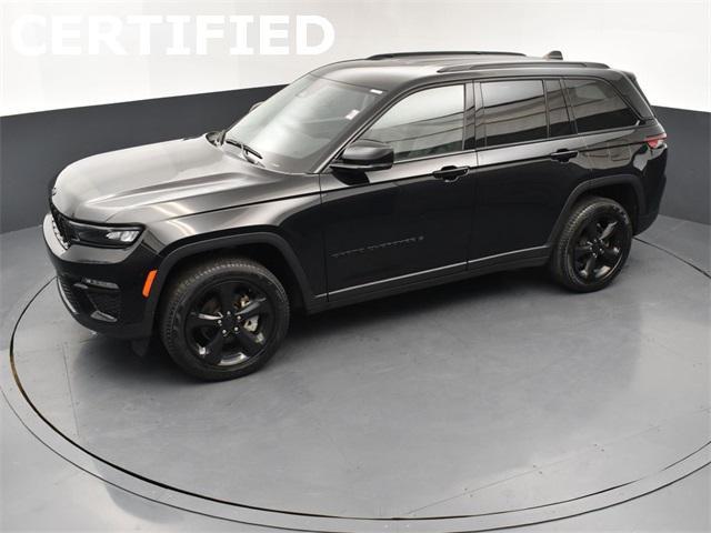 Photo of 2023 Diamond Black Crystal Pearlcoat Jeep Grand Cherokee