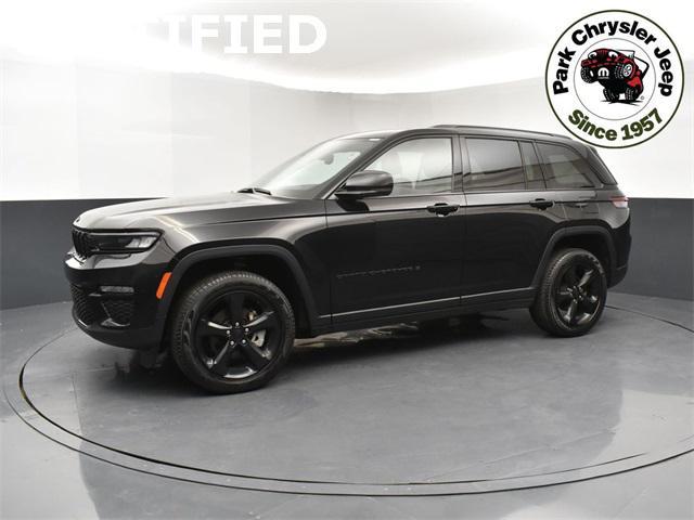 Photo of 2023 Diamond Black Crystal Pearlcoat Jeep Grand Cherokee