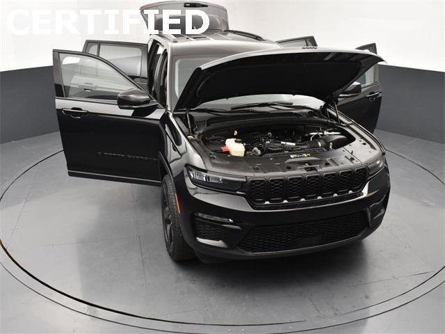 Photo of 2023 Diamond Black Crystal Pearlcoat Jeep Grand Cherokee