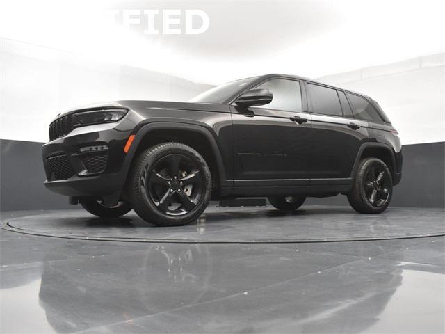 Photo of 2023 Diamond Black Crystal Pearlcoat Jeep Grand Cherokee
