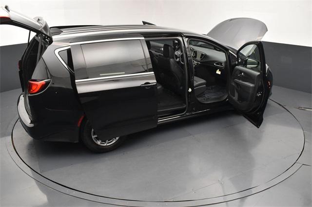 Photo of 2025 Diamond Black Crystal Pearlcoat Chrysler Voyager
