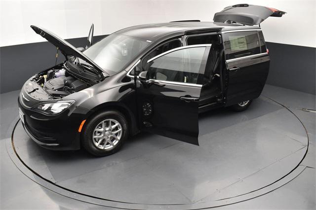 Photo of 2025 Diamond Black Crystal Pearlcoat Chrysler Voyager