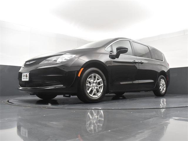 Photo of 2025 Diamond Black Crystal Pearlcoat Chrysler Voyager