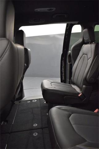 Photo of 2025 Diamond Black Crystal Pearlcoat Chrysler Voyager