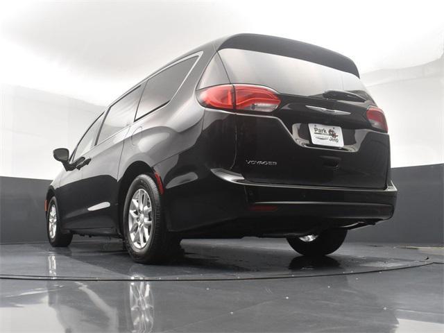 Photo of 2025 Diamond Black Crystal Pearlcoat Chrysler Voyager